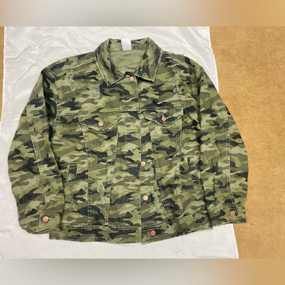 NEVER WORN - No Boundaries distressed camo jacket size 7-9